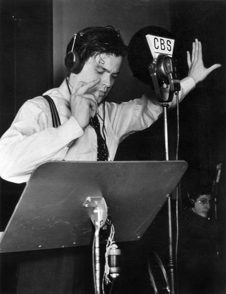 Figura 3 - Orson Welles em seu programa na CBS em 1938
