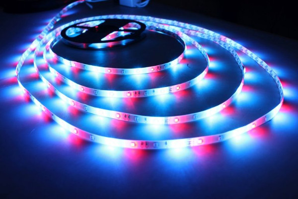 Figura 3 - exemplo de fita LED RGB acesa. Fonte da imagem: https://www.vivadecora.com.br/pro/iluminacao/como-funciona-fita-de-led/ 
