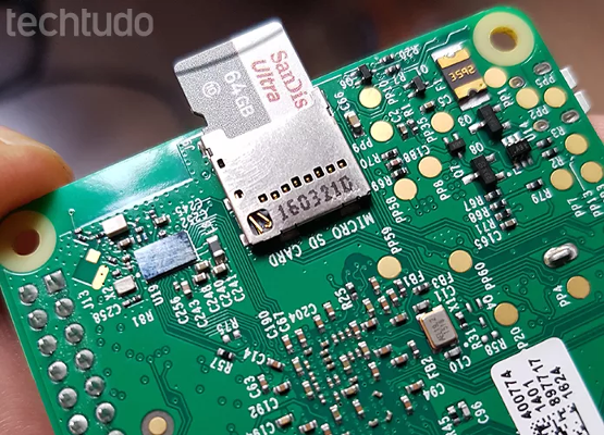 Figura 1 - inserção do micro-SD na Raspberry Pi 3B. Fonte da imagem: https://www.techtudo.com.br/noticias/noticia/2017/02/comprou-um-raspberry-pi-saiba-o-que-voce-nao-deve-fazer.html
