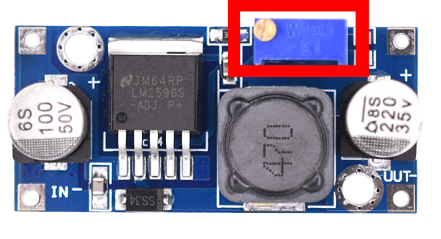 Figura 3 - módulo regulador step-down LM2596, com potenciômetro de ajuste de tensão de saída em destaque

