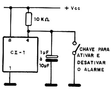 A chave deve ser aberta para ativar o alarme depois de ligada a alimentação. 