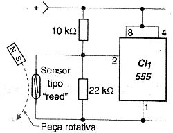 Um pequeno ímã preso ao rotor do motor, aciona um reed. 