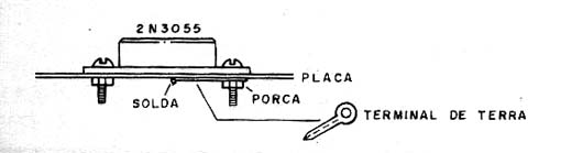 Inserindo um transistor de potência numa placa de circuito impresso. 