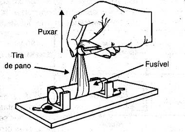 Como extrair um fusível de maneira segura.