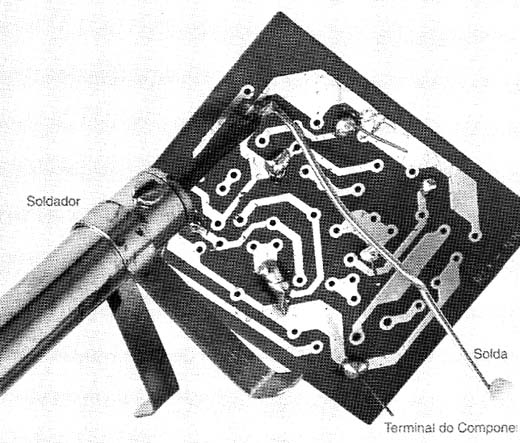 A solda deve derreter e envolver o terminal do componente. 