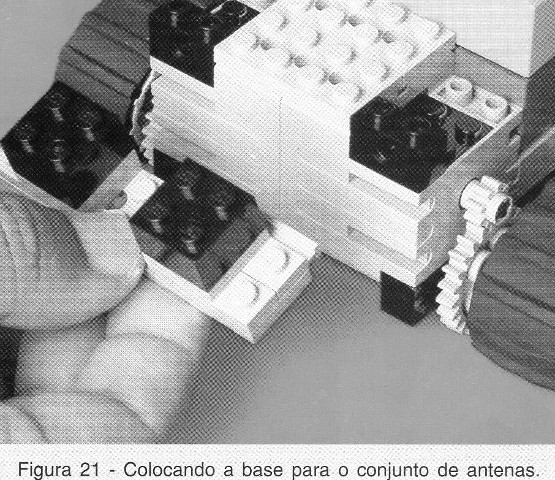 Colocando a base para o conjunto de antenas.
