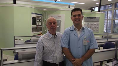 Prof. Leonardo Mantoan e Newton C. Braga na unidade de automação e segurança predial inaugurada no evento.
